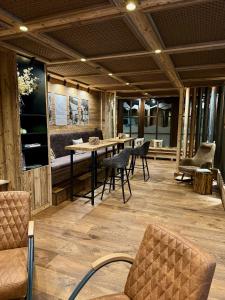 NaturBoutique Hotel RAUSZEIT في فيلنغن: غرفة مع طاولة وكراسي في غرفة