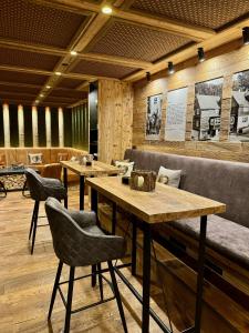 NaturBoutique Hotel RAUSZEIT في فيلنغن: مطعم فيه طاولات وكراسي في الغرفة