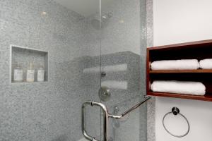 Ванная комната в The Sunset Blvd luxury high-rise, 180 city views