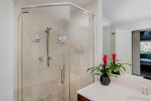 Ванная комната в The Sunset Blvd luxury high-rise, 180 city views