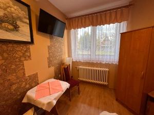 a small room with a table and a window at Pokoje Gościnne U Babci in Zakopane