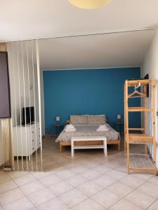 una camera con letto e parete blu di Casa Vacanza Currò a Catania