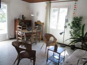 een woonkamer met een tafel en stoelen bij Mazet pleine nature in Mouriès