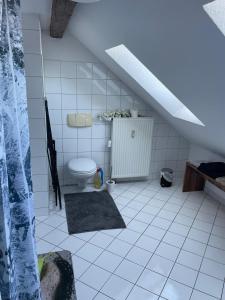 ein Bad mit WC im Dachgeschoss in der Unterkunft Monteurzimmer/Arbeiterunterkunft/Ferienwohnung in Barleben