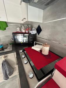 una piccola cucina con tavolo e computer portatile di Centralissimo appartamento Loano a Loano
