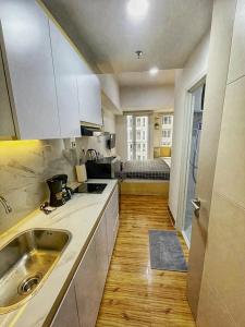 Didien's Apartment : مطبخ مع حوض و كونتر توب