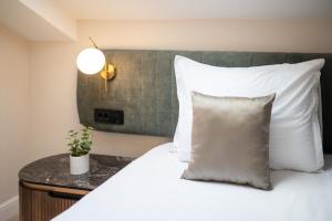 Posteľ alebo postele v izbe v ubytovaní Hotel Bohemian Garni - Skadarlija