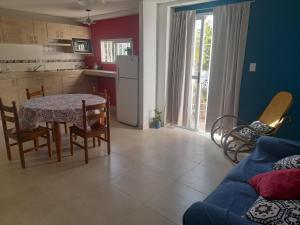 een keuken en eetkamer met een tafel en stoelen bij LA CUECA in La Cieneguita