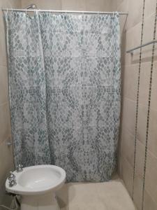 een badkamer met een douchegordijn en een toilet bij LA CUECA in La Cieneguita