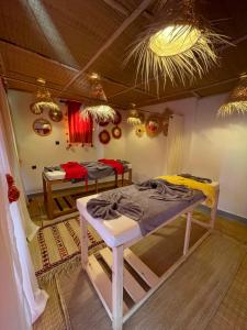 una camera con due letti e un tavolo di Riad La Calèche & SPA a Marrakech
