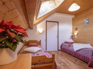 two beds in a attic bedroom with a skylight at Appartement Valloire, 2 pièces, 6 personnes - FR-1-263-165 in Valloire