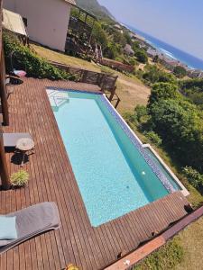 una piscina sulla parte superiore di una terrazza in legno di Chilled Vibes a Ponta Mamoli