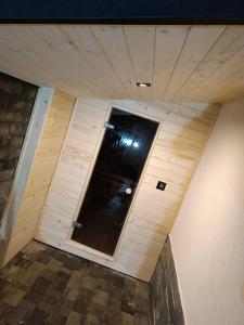 een kamer met een deur in het midden van een muur bij Domek Parzenica Nowy Targ in Nowy Targ
