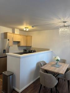 a kitchen and dining room with a table and chairs at Manchester Cosy flat close to City Centre and City stadium in Manchester