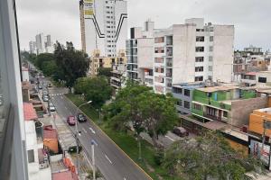 利馬的住宿－Departamento de Estreno - cerca a la Playa，享有街道和汽车及建筑的景色