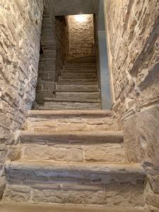una rampa di scale in un muro di pietra di De Cristoforis a Terlizzi