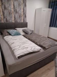 two beds sitting next to each other in a bedroom at Ferienwohnung Sonnenblume in Memmingen