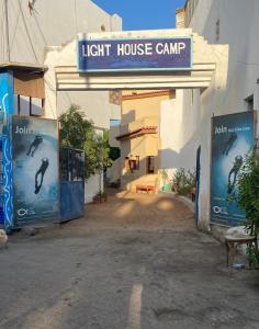 Un cartel de campamento de faro en un edificio en Light house camp, en Dahab