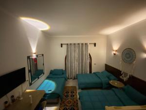Una sala de estar con dos camas y un sofá en Light house camp, en Dahab