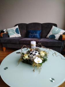 sala de estar con sofá y mesa de centro blanca en Maison Diderot en Langres