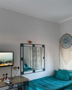 sala de estar con sofá azul y espejo en Light house camp, en Dahab