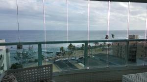 vistas al océano desde el balcón de un edificio en TERRAZZO ONDINA, en Salvador
