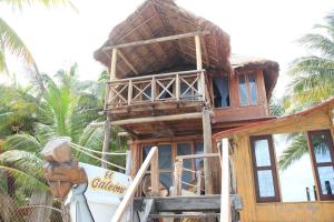 ein Gebäude mit einem Baumhaus auf dem Dach in der Unterkunft Cabaña Cielo in Punta Allen + 1 Foto