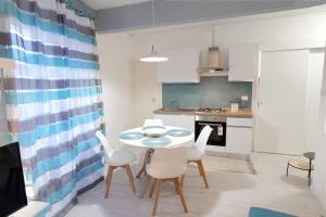 uma cozinha com mesa e cadeiras num quarto em SIKELIA Apartment em Caltagirone