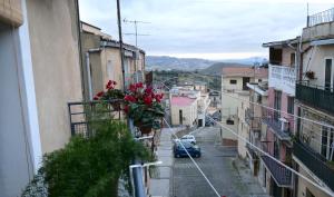 Elle offre une vue sur une ruelle fleurie depuis son balcon. dans l'établissement SIKELIA Apartment, à Caltagirone