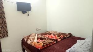 Giường trong phòng chung tại Aran Western cottage and Room