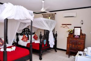 Ein Bett oder Betten in einem Zimmer der Unterkunft Forodhani Park Hotel
