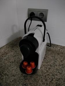 uma máquina de café sentada num balcão num quarto em Apartaments Puigcardener 1 em Manresa