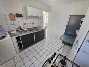 a small kitchen with a sink and a counter at Cobertura no Pina in Recife