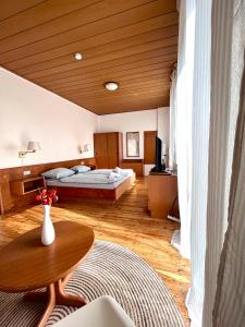 Un pat sau paturi într-o cameră la Hotel Breuer