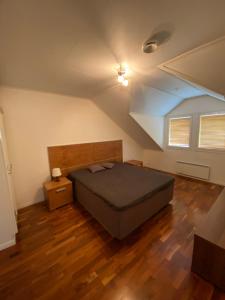 1 dormitorio con 1 cama grande en el ático en Saimaa Houses, en Imatra
