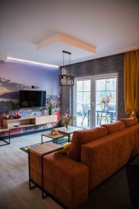 BukowinaApartments in Bukowina的带沙发和桌子的客厅