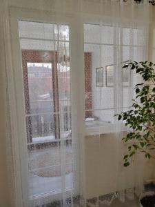 a window in a room with a view of a bathroom at Apartman Stanimirović 3 in Zaječar