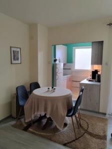 a kitchen with a table and chairs in a room at Apartman Stanimirović 3 in Zaječar