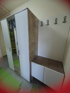 a room with a white cabinet and a mirror at Apartman Stanimirović 3 in Zaječar