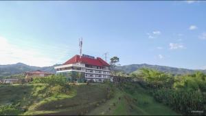 un grande edificio con tetto rosso su una collina di HOTEl TANGARA a Pereira Altre 31 foto