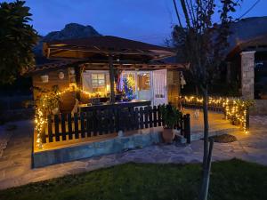 Бассейн в A wooden house in Kardamyla или поблизости