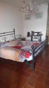 VolpinoにあるBeb san giorgioのベッドルーム1室(ベッド1台、テーブル2台付)