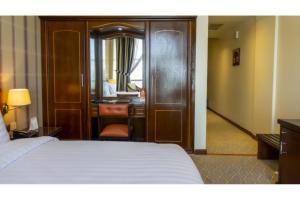 Een bed of bedden in een kamer bij Super OYO Capital O 126 Manama Tower Hotel