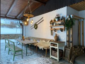 una sala da pranzo con tavolo e panca di Chata Karel a Bublava