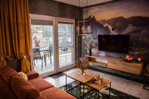 BukowinaApartments in Bukowina的带沙发和电视的客厅