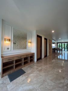 Habitación grande con espejo grande en la pared en EL Suites Berawa - Canggu, en Canggu