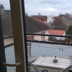 d'un balcon avec une table et une vue sur la ville. dans l'établissement Sirina, à Champigny-sur-Marne