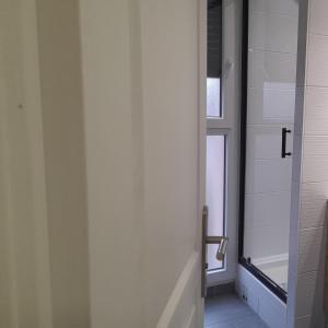 La salle de bains est pourvue de toilettes et d'une fenêtre. dans l'établissement Sirina, à Champigny-sur-Marne