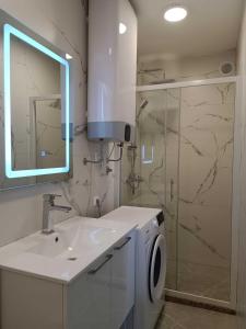 Digital Nomads Apartments في بار: حمام مع مغسلة وغسالة ملابس +19 صورة