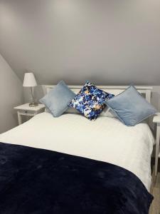 Postel nebo postele na pokoji v ubytování Oakwood B&B